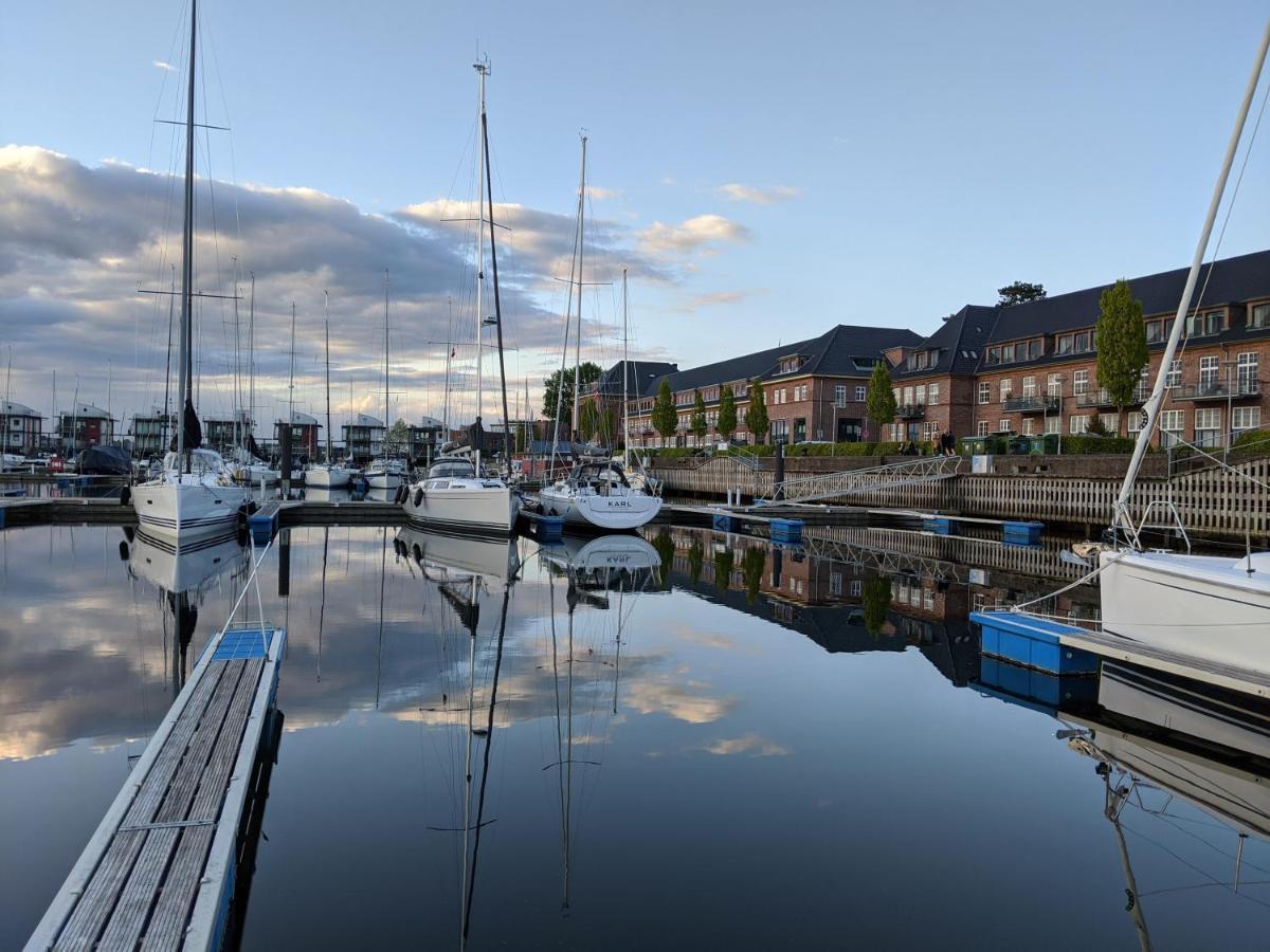 Das James Flensburg Bagian luar foto The marina at the centre of the development