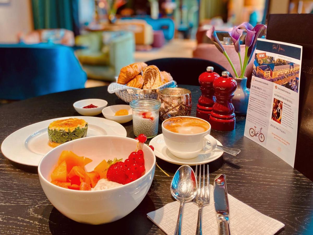 Das James Flensburg Bagian luar foto Breakfast at the hotel
