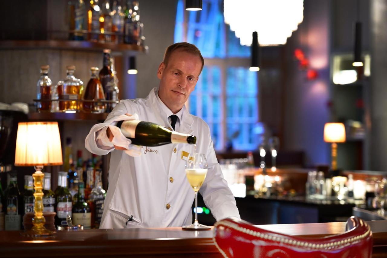 Das James Flensburg Bagian luar foto A bartender at work